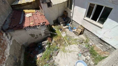Eskişehir'de bulunan çöp ev mahalleliyi isyan ettirdi