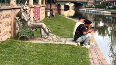 Eskişehir’de trajikomik kare: ’Çekirdek Çitleyen Eşek’in önünde çekirdek çitlediler