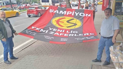 Esnaf kendi imkanlarıyla dev Eskişehirspor bayrağı yaptırdı
