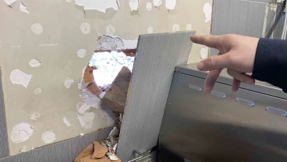 Eskişehir'de kepçenin çarptığı iş yerinin duvarı hasar gördü