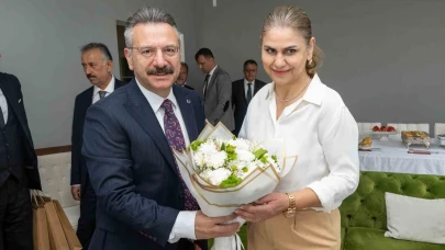 Vali Aksoy engelli birey annesi ve öğretmeni Neşe Uyguner’i ziyaret etti
