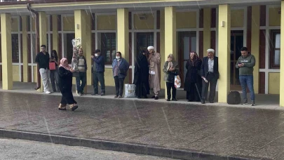 Eskişehir'i sağanak vurdu! Vatandaşlar ıslanmamak için kapalı alanların girişlerine sığındı