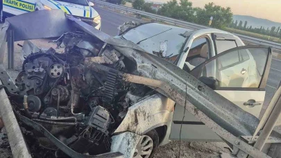 Otomobil bariyere çarptı, hurdaya döndü