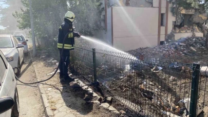 Boş Arazide Strafor Tutuştu, Mahalleyi Duman Kapladı