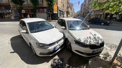 Maddi Hasarlı Kaza Atatürk Caddesi’ni Kilitledi