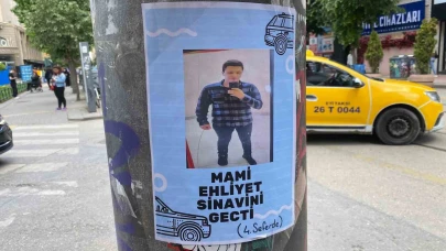 Eskişehir'de elektrik direklerine asılan "Ehliyet sınavını geçti" broşürü ilgi çekti