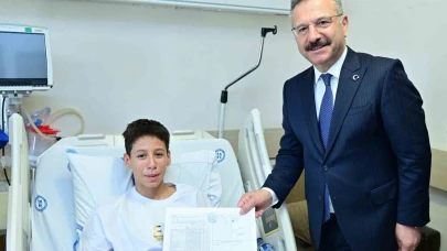 Vali Aksoy, Tedavi Gören Miniklere Karnelerini Hastanede Teslim Etti