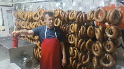 Eskişehir’in Kırka Mahallesi’nde Kurban Eti Sucuğa Dönüşüyor
