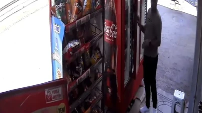 Marketten içeceği arka cebine koyup çıktı: O anlar kamerada
