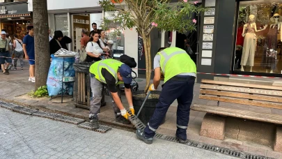 ESKİ ekipleri yağmur suyu ızgaralarını temizliyor