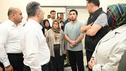 VALİ AKSOY VE BERABERİNDEKİ HEYETTEN YARALI ORMAN İŞÇİLERİNE ZİYARET