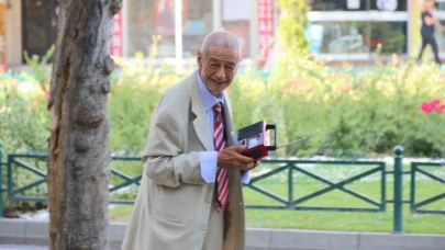 Teybiyle sokaklarda dans eden Ali Ilgın, şehre neşe katıyor