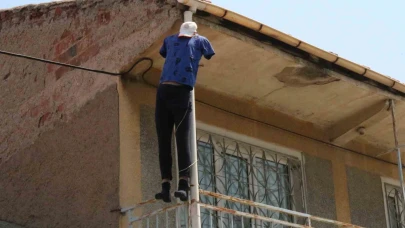 Erenköy'de Ev Balkonuna Asılan Cansız Manken, Mahallede Korku Yarattı