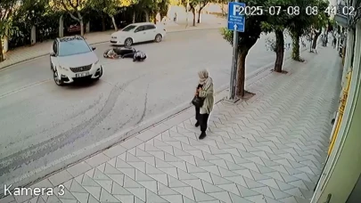 Atatürk Caddesi'nde U dönüşü kazası motosikletliyi yere düşürdü, sürücü yoluna devam etti