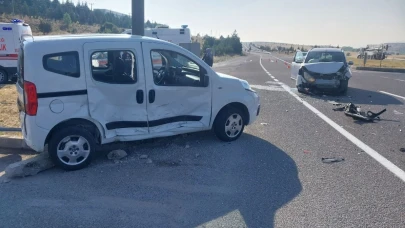 Tavşanlı’da İki Hafif Ticari Araç Çarpıştı, 4 Kişi Yaralandı!
