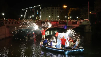Porsuk'ta Bayraklarla Donanmış Zafer Gecesi