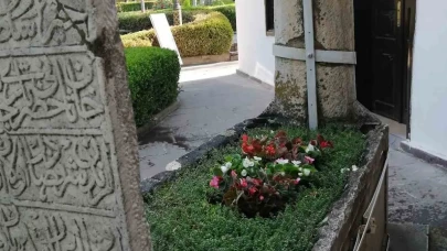Bilecikliler Derneği’nden Ertuğrulgazi Türbesi çevresine bakım