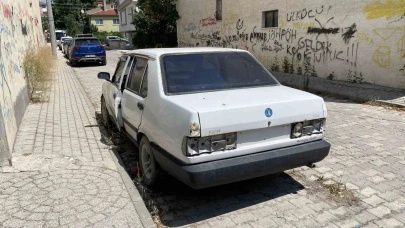 Eskişehir’de Plakasız ve Hurda Otomobil Merak Konusu Oldu