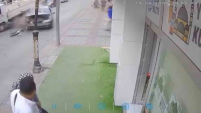 Kütahya’da Ehliyetsiz Sürücü Dehşeti: Direğe Çarptı, Vatandaşlar Kıl Payı Kurtuldu