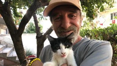 30 Yıldır Sokak Kedilerine Kapısını Açıyor