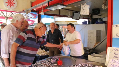 Taşbaşı’nda Bir Balıkçı Ücretsiz 5 Ton Balık Dağıttı