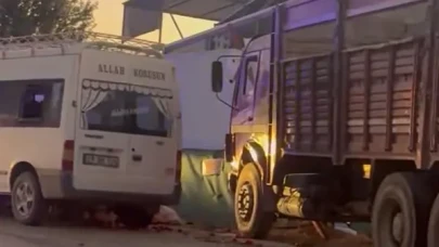 Tepebaşı’nda domates yüklü kamyon ile minibüs çarpıştı: 20 yaralı
