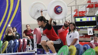 Türkiye’nin genç haltercileri Eskişehir’de madalya için yarışıyor