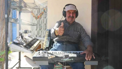 60 Yaşındaki Etem Amca Her Gün Tek Kişilik Konser Veriyor!