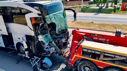 Afyonkarahisar'da Yolcu Otobüsü Kamyonete Çarptı: 1 Ölü, 15 Yaralı