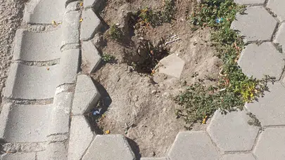 Engelli Vatandaşlar Bozulan Kaldırımı Kullanmakta Zorlanıyor