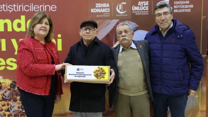 Büyükşehir Belediyesi İlçelere Fondan Arı Yemi Desteğini Sürdürüyor