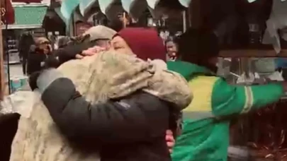 Askerden Dönen Gencin Annesine Verdiği Tekmil Duygulandırdı