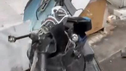 Eskişehir’de Binadan Düşen Taşlar Motosikletlere Zarar Verdi