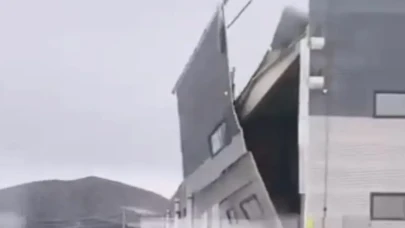 Altıntaş’ta Şiddetli Rüzgâr Fabrika Duvarını Yıktı