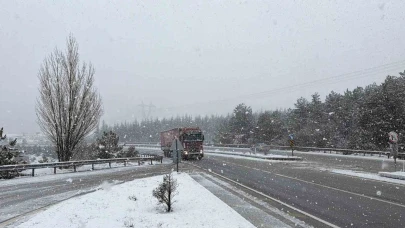 Afyonkarahisar’da kar yağışı yüksek kesimlerde etkisini gösterdi