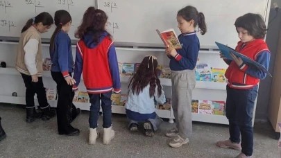 Altıntaş'ta “Okuyan Nesil” Projesiyle Sınıflara Kitaplık Kuruldu