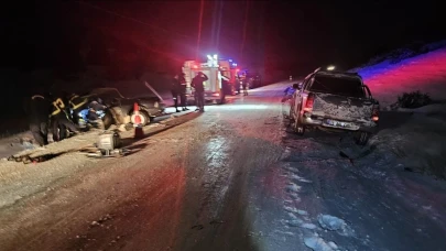 Karşı Yönden Gelen Araçlar Çarpıştı: 3 Kişi Yaralandı