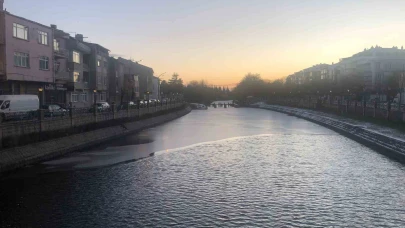 Porsuk Çayı’nın Yüzeyi Buz Tutunca Ortaya Bu Manzara Çıktı
