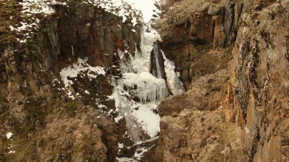 Uçak Şelalesi Dondu, Ortaya Kartpostallık Manzaralar Çıktı