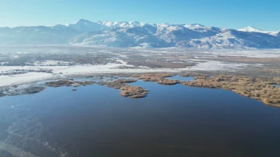 Afyonkarahisar’da Eber Gölü Buz Tuttu