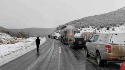 Seyitgazi Kırka Yolunda Uzun Araç Kuyrukları Oluştu
