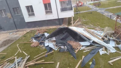 Eskişehir'de Fırtınada Uçan Çatı Dairenin İçine Girdi