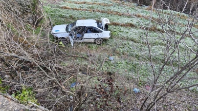 Kontrolden çıkan otomobil şarampole uçtu: 3 yaralı