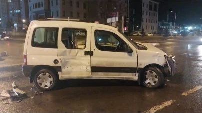 Kütahya Tavşanlı’da Ambulans ile Otomobil Çarpıştı: 1 Yaralı