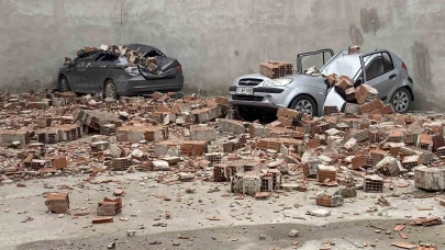 Eskişehir’de Fırtına Metruk Binanın Duvarını Yıktı: 6 Araç Hasar Gördü