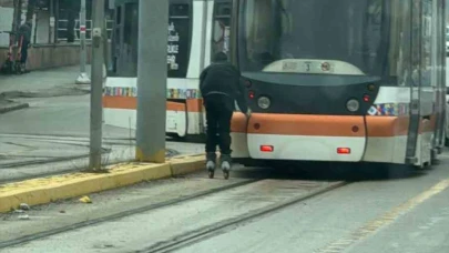 Eskişehir’de Patenli Çocuğun Tramvayla Tehlikeli Yolculuğu Korkuttu