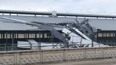 Afyonkarahisar’da fırtına çatıları uçurdu