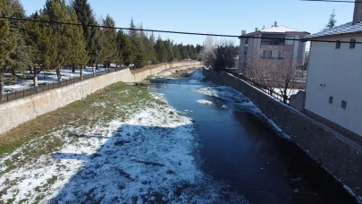 Şuhut’ta Gali Çayı Buz Tuttu: Eksi 15 Derece Hayatı Dondurdu