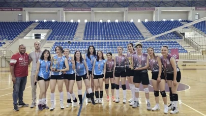 ESTÜ’de voleybol kupaları sahiplerini buldu