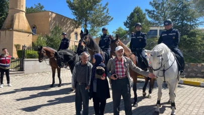 Yunus&#8217;un Türbesinde Atlı Jandarmalar Bekledi